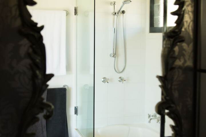 Deep soaking bathtub