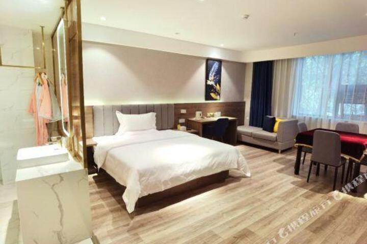 7 Days Fine Quality Hotel（Chengdu Qingbaijiang City Square store）