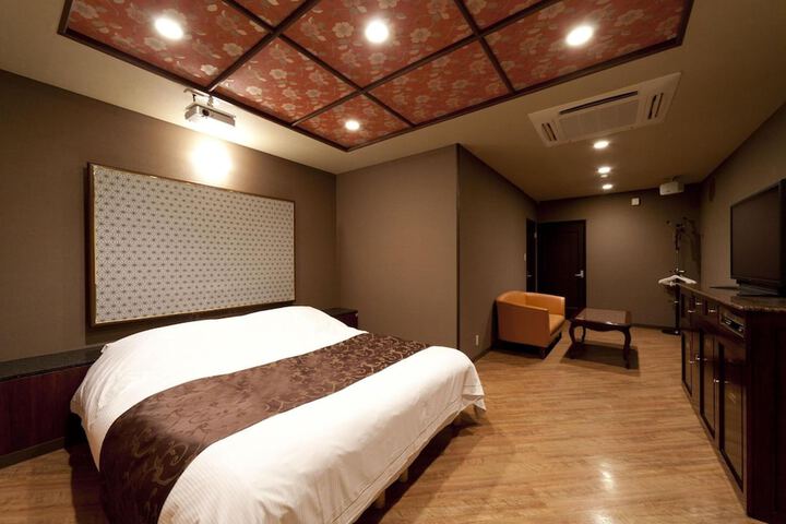 Room 13 of 28