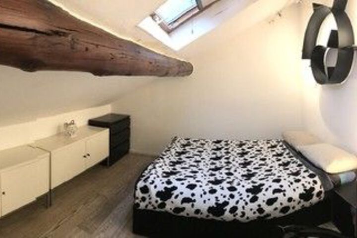 Room 6 of 16