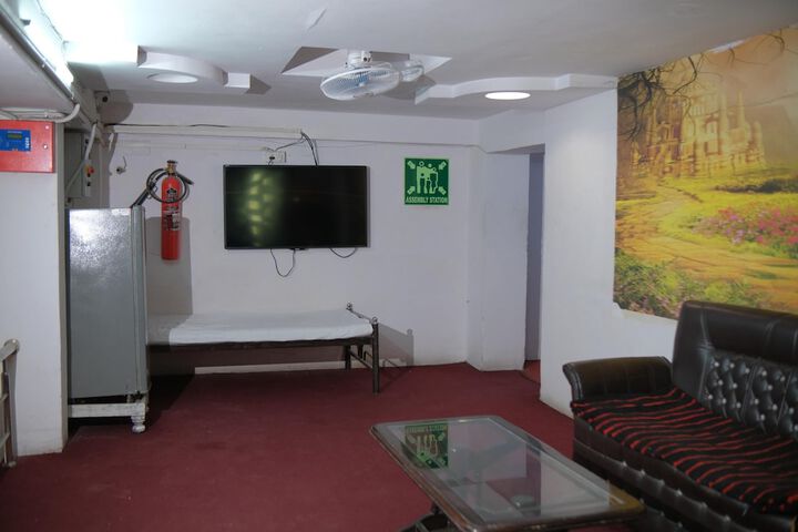 Room 27 of 32