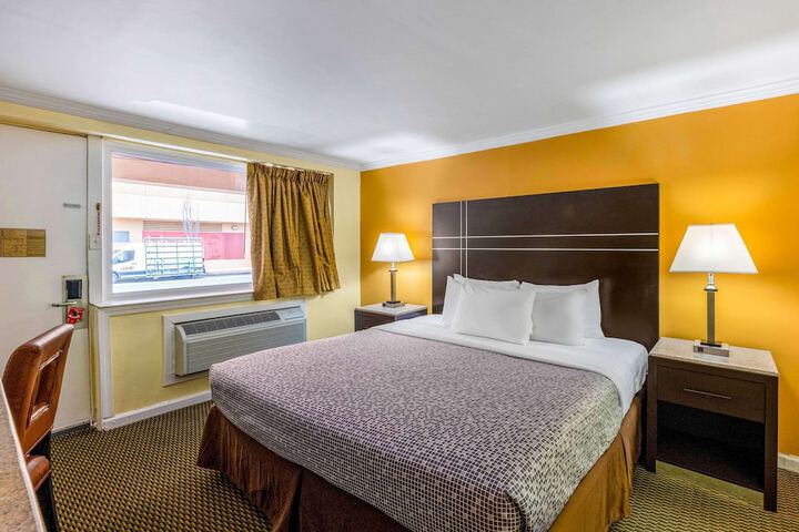 1 King Bed Accessible (16 of 16)