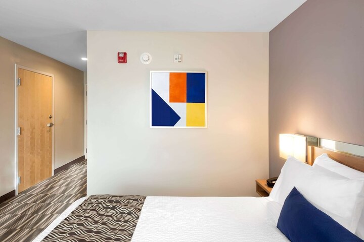 1 Queen Bed (24 of 24)