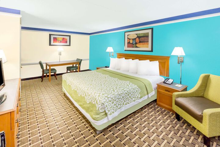 1 King Bed (4 of 9)