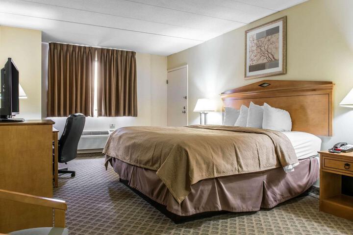 1 King Bed (5 of 8)