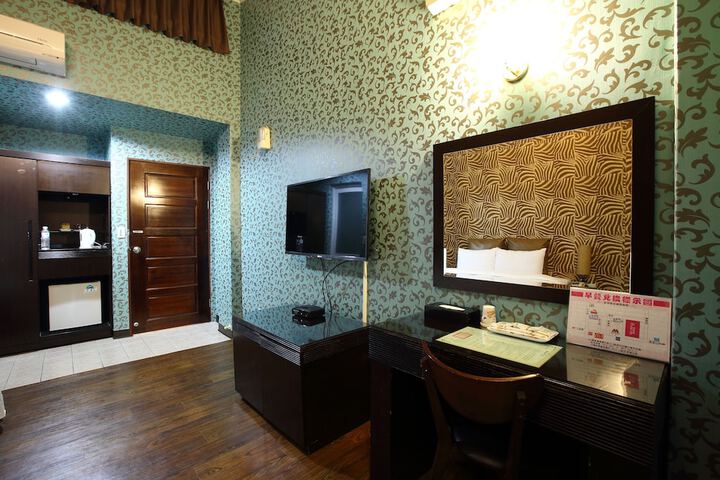 Room 14 of 33