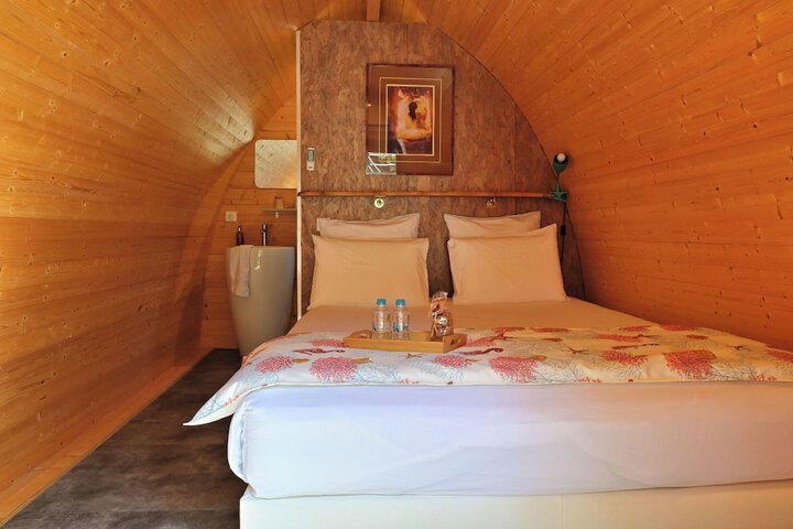 Room 27 of 83