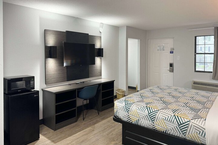 1 King Bed Micfridge (5 of 7)