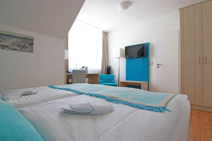Room 8 of 106