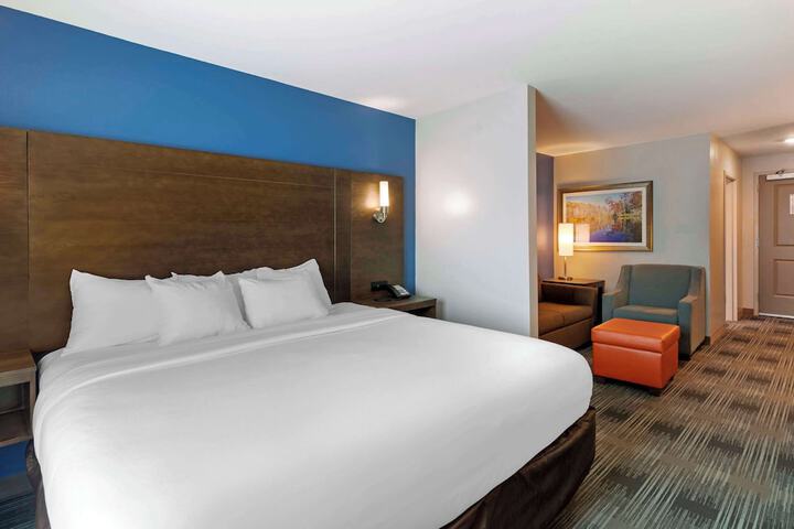 1 King Bed (5 of 13)