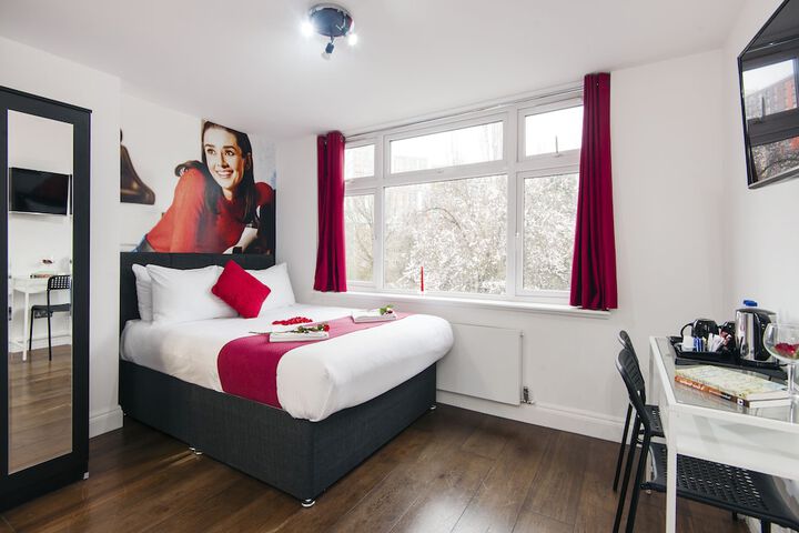 Room 4 of 40