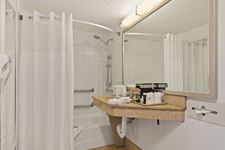Suite 1 King Bed High Speed Internet Accessible Sofa Bed Refrigerator, Coffee Maker Full Breakfast (16 of 24)