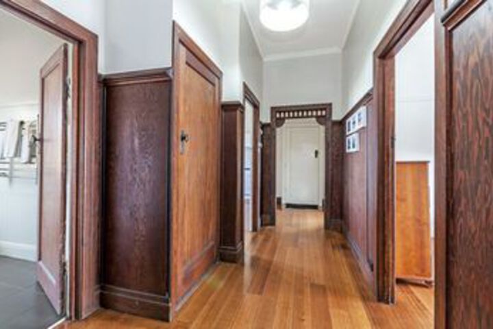 Room 6 of 10