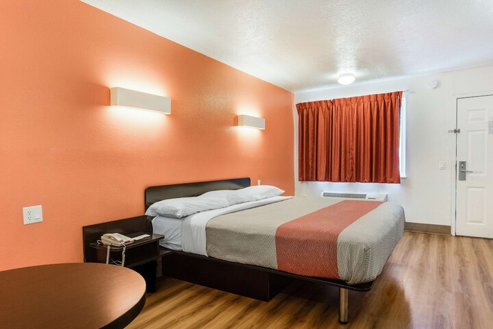 1 King Bed (12 of 13)