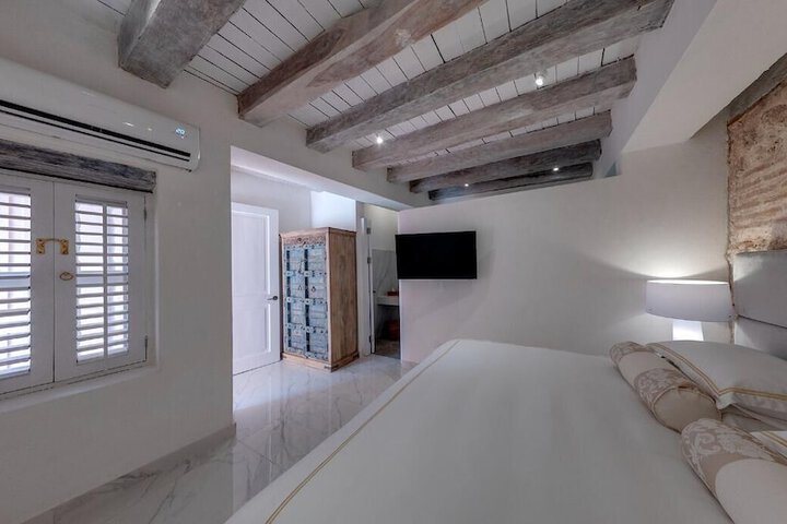 Room 9 of 96