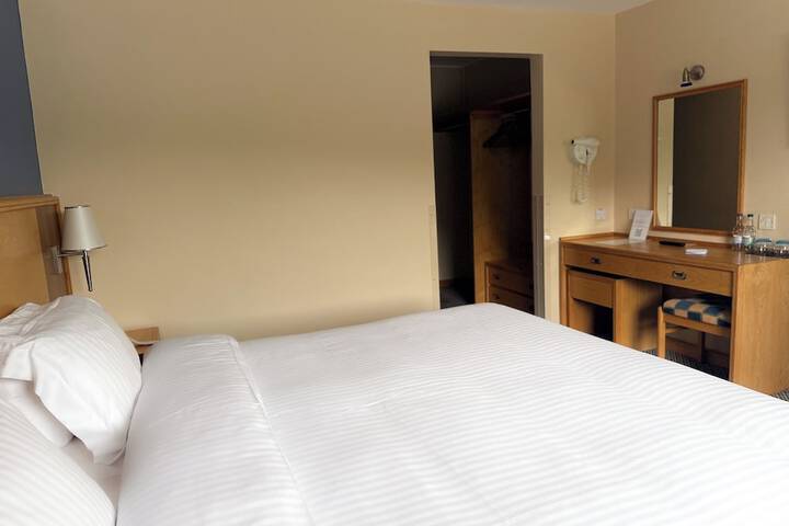 Room 28 of 93