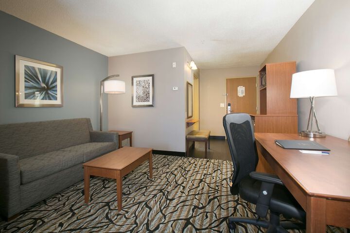 Suite 2 Queen Beds Sofa Bed Microwave and Refrigerator Full Breakfast (36 of 59)