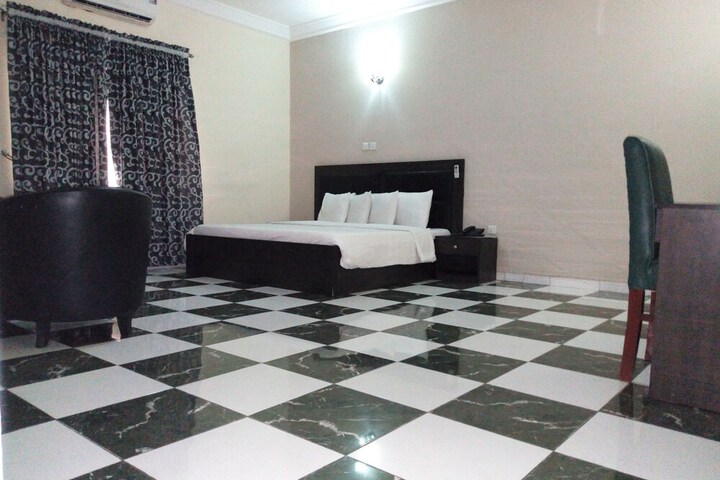 Room 9 of 27