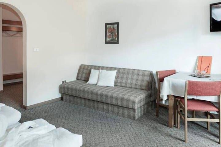Room 5 of 9