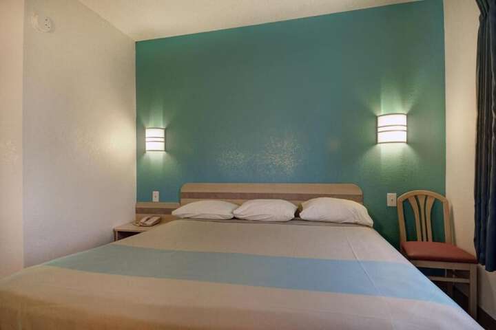 1 King Bed (16 of 19)