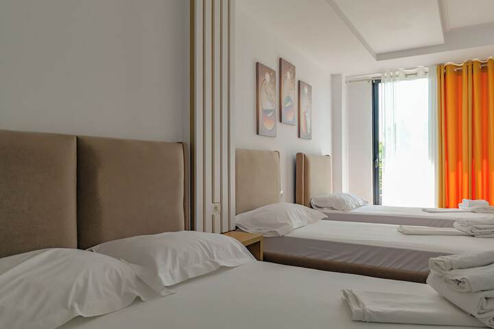 Room 4 of 98