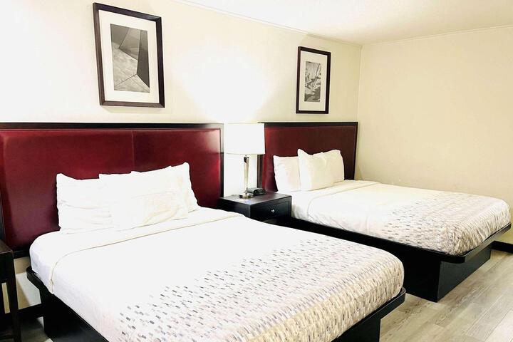 1 Queen Bed (2 of 10)