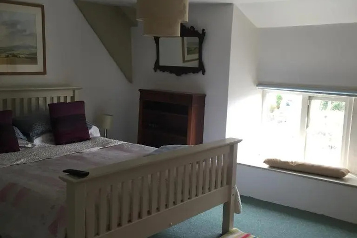 Room 4 of 9