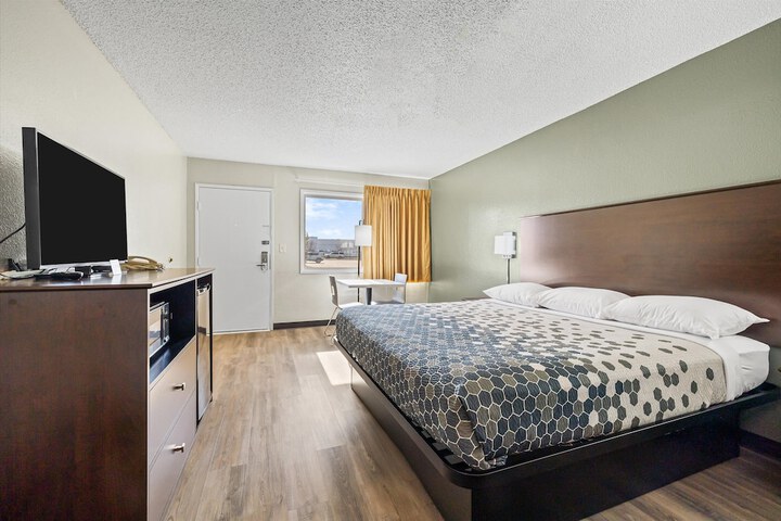 Room 10 of 27