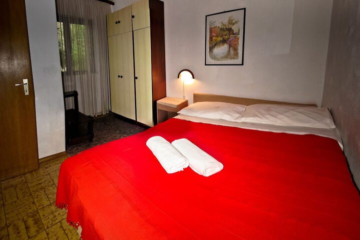 Room 6 of 26