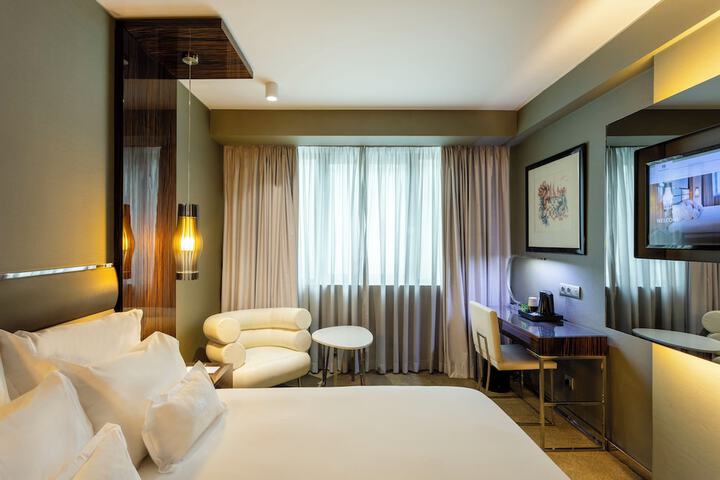 Room 33 of 84