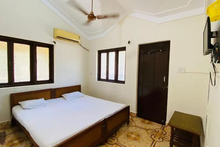Room 2 of 3