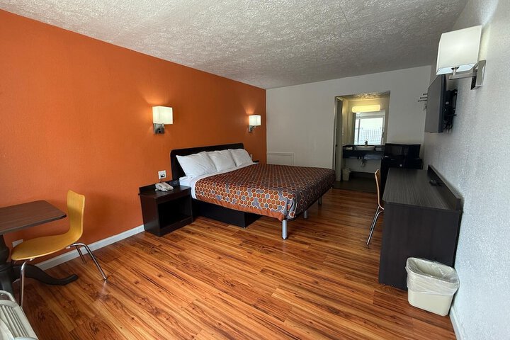 1 King Bed (10 of 17)