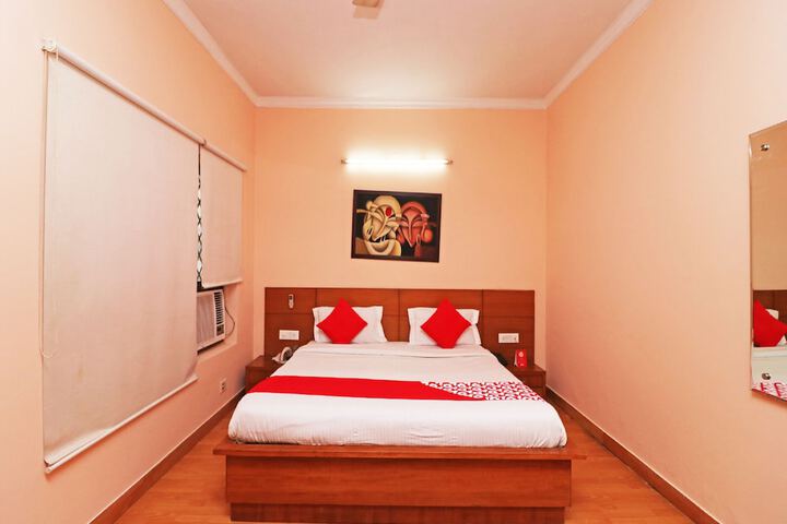 Room 13 of 20