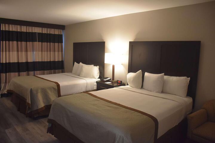 2 Queen Beds (3 of 8)