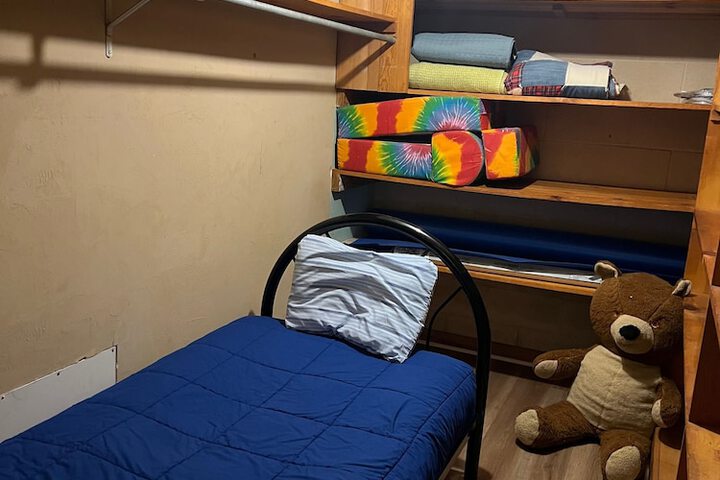 Room 3 of 98