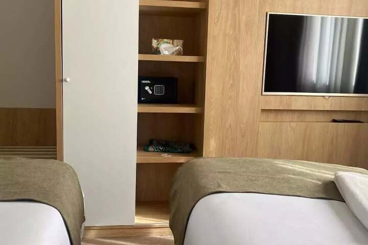 Room 4 of 26