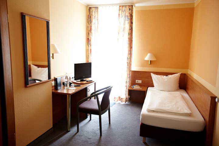 Room 6 of 33