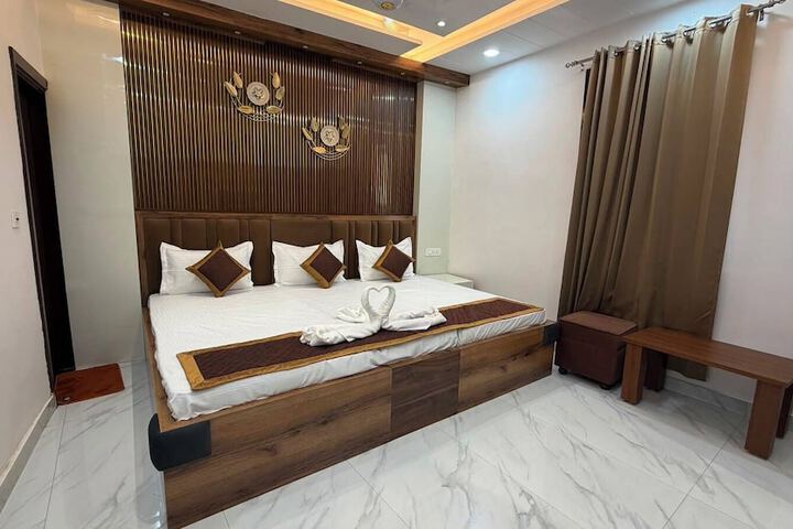 Room 8 of 16
