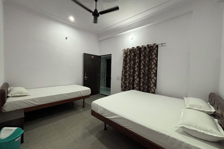 Room 4 of 7