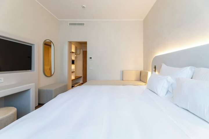 Room 28 of 90