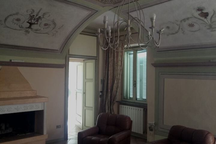 Room 11 of 32