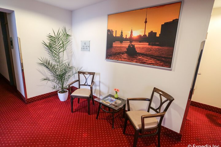 Ballroom/Hall 45 of 61