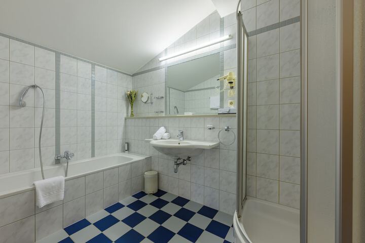 Room 15 of 28