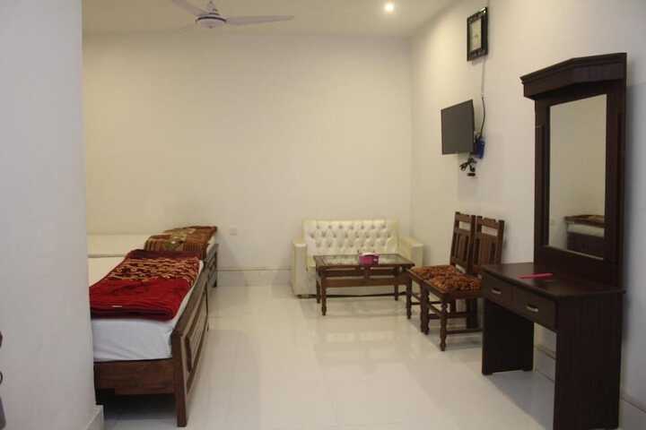 Room 6 of 43