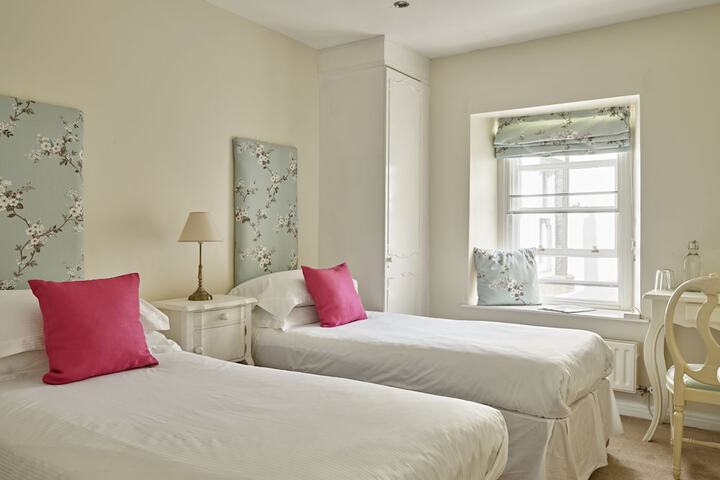 Room 5 of 40