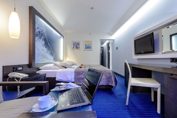 Room 8 of 152