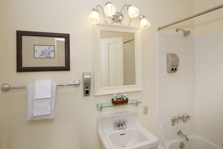 Room 6 of 13