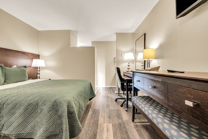 1 Queen Bed (16 of 18)