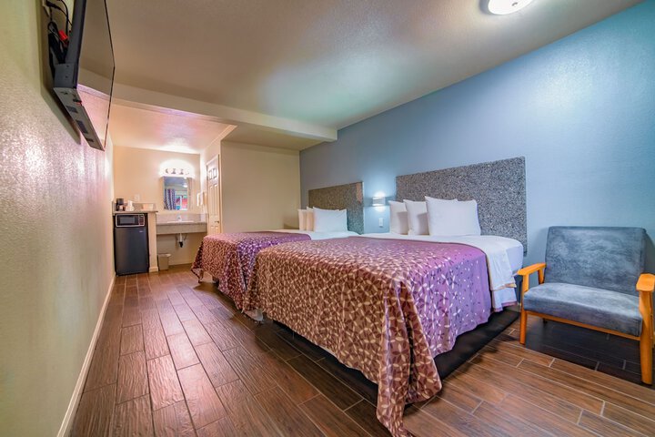 1 Queen Bed (3 of 10)