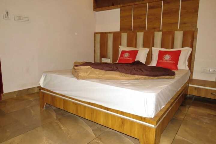 Room 4 of 10